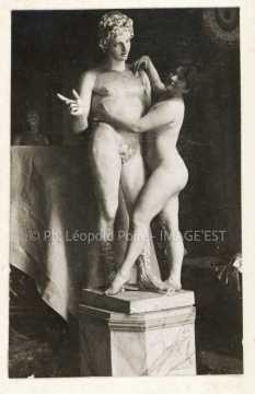 Femme contre une statue